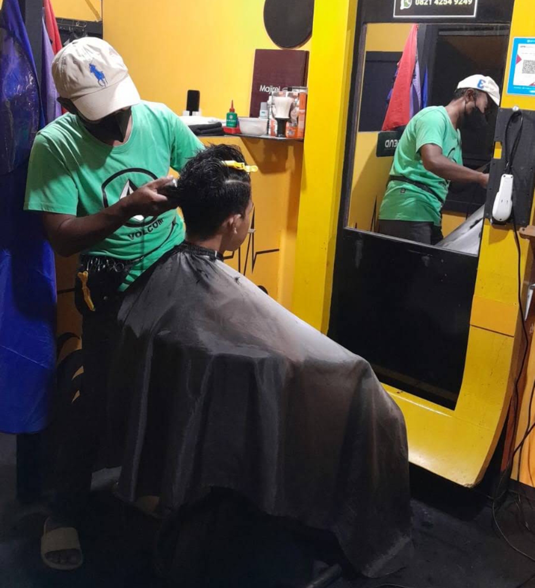 Proses cukur di Barbershop El Legendary Malang